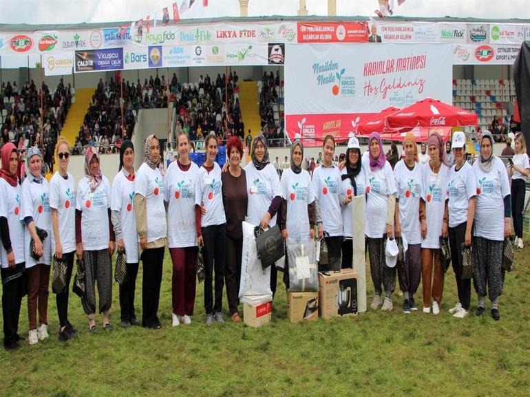 Antalyada Tarım ve Seracılık Festivalinde halat çekip, domates kasası taşıdılar