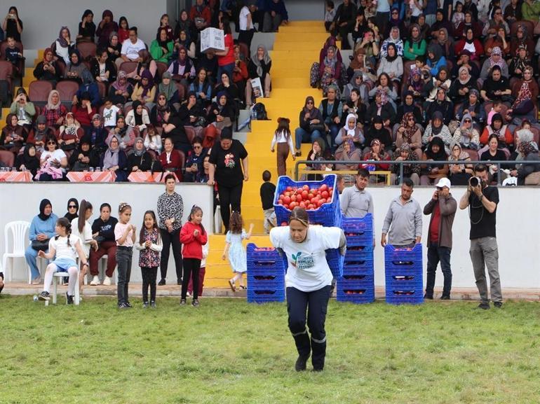 Antalyada Tarım ve Seracılık Festivalinde halat çekip, domates kasası taşıdılar