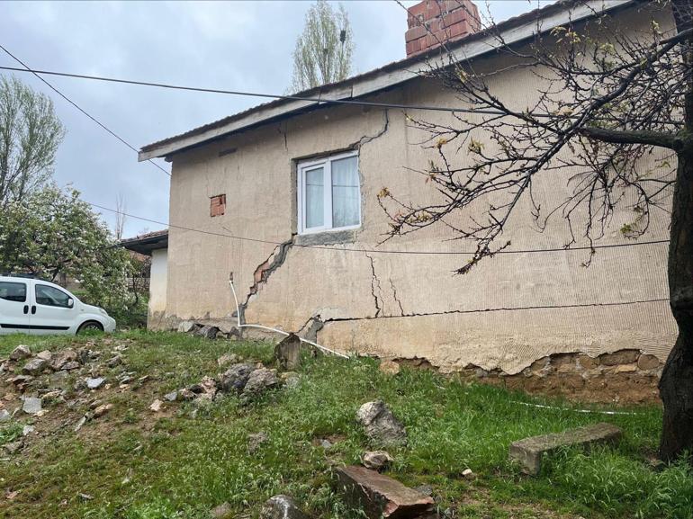 Kırıkkalede sağanak sonrası toprak kayması; 9 yapı hasar gördü