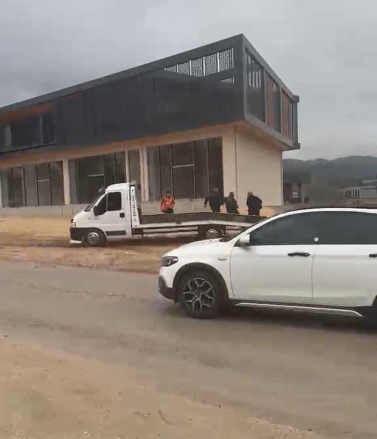 Çekici sürücüsü tartıştığı kişilerin üzerine önce aracını sürdü, ardından sopayla saldırdı