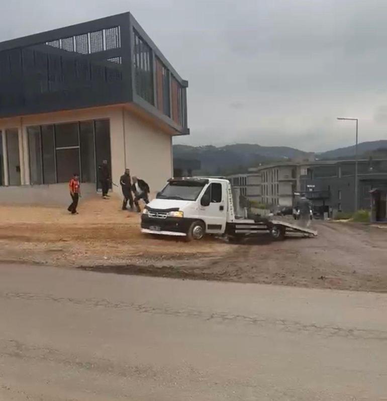 Çekici sürücüsü tartıştığı kişilerin üzerine önce aracını sürdü, ardından sopayla saldırdı