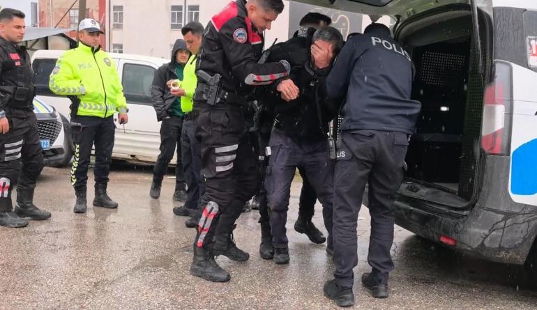 Polise direnen ehliyetsiz motosiklet sürücüsüne biber gazıyla müdahale