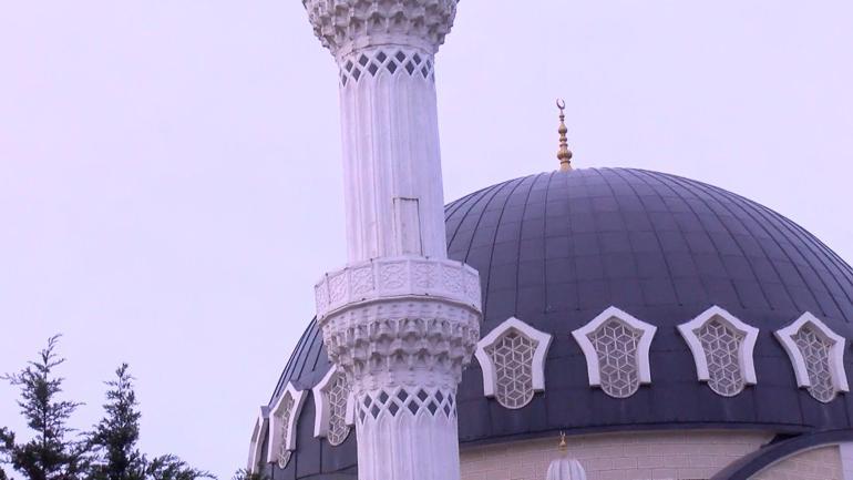 Arnavutköyde fırtına nedeniyle caminin minaresi sallandı; 2 bina tahliye edildi