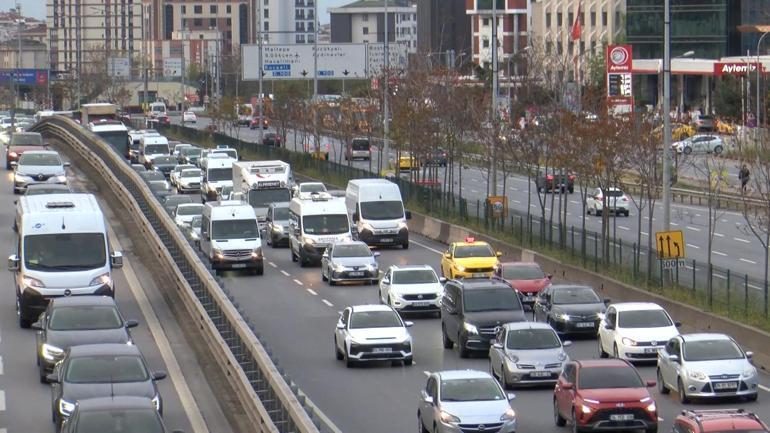İstanbulda haftanın ilk iş günü trafik yoğunluğu
