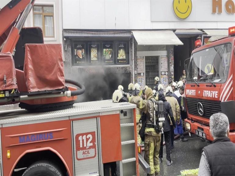 Fatihte market deposunda çıkan yangın söndürüldü; 12 kişi tahliye edildi