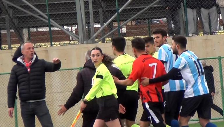 Sahaya girip orta hakeme yumruk atan futbolcu serbest kaldı, kulübüyle ilişiği kesildi