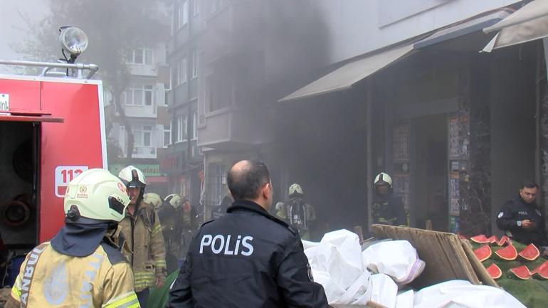 Fatihte market deposunda çıkan yangın söndürüldü; 12 kişi tahliye edildi