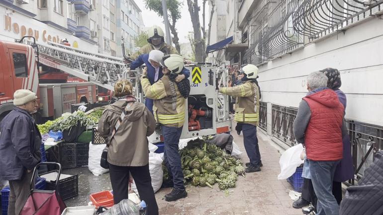 Fatihte market deposunda çıkan yangın söndürüldü; 12 kişi tahliye edildi