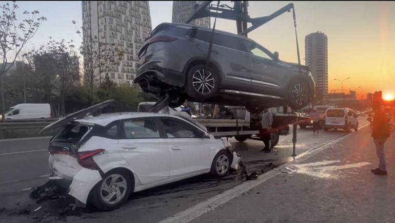 Kartalda 4 aracın karıştığı zincirleme kaza: 5 yaralı