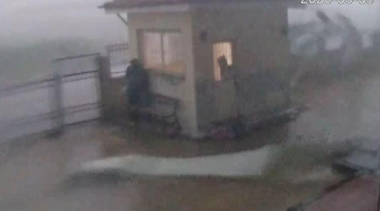 Gaziantep’te fırtınaya yakalanan çobanın zor anları kamerada