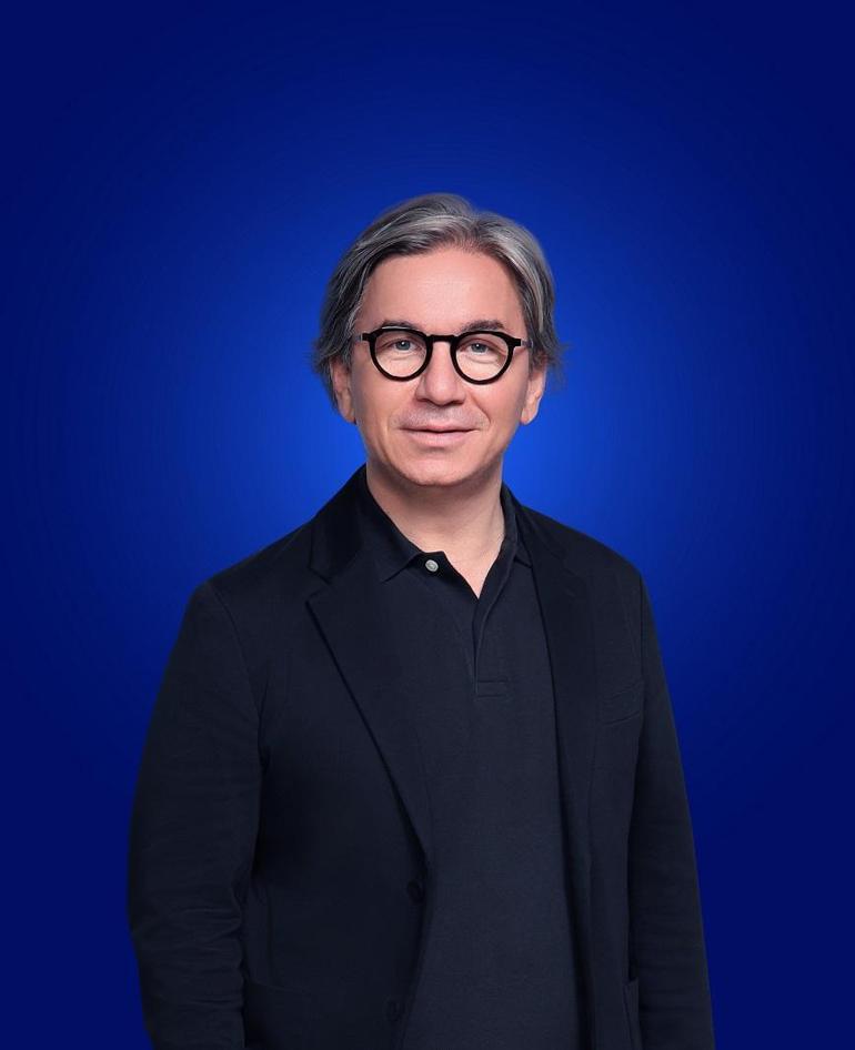 Turkcell’in yeni reklam filminde direksiyonun başına Ata Demirer geçiyor