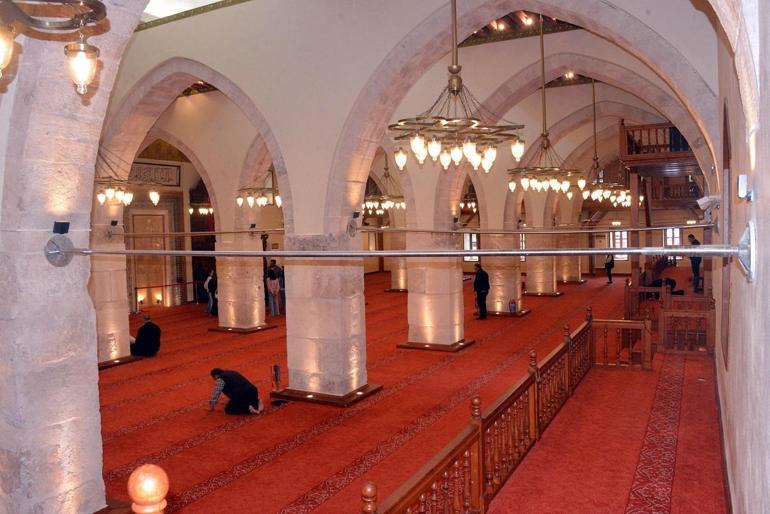 Depremde hasar alan Kahramanmaraş’taki tarihi Ulu Camii, törenle açıldı