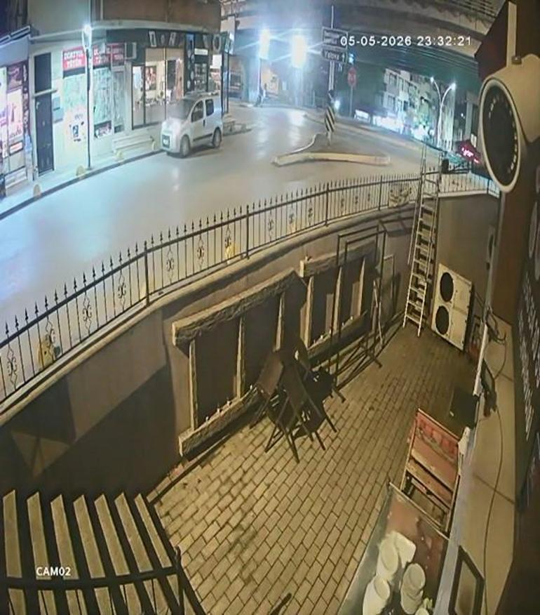 Kamyonet ile motosiklet çarpıştı: 2 yaralı; kaza anı kamerada