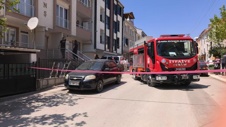 Evlerinde çıkan yangında mahsur kalan anne ile otizmli kızını komşuları kurtardı