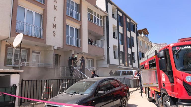 Evlerinde çıkan yangında mahsur kalan anne ile otizmli kızını komşuları kurtardı