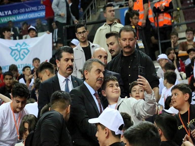 Bakan Tekin, Antalyada robot yarışmasına katıldı