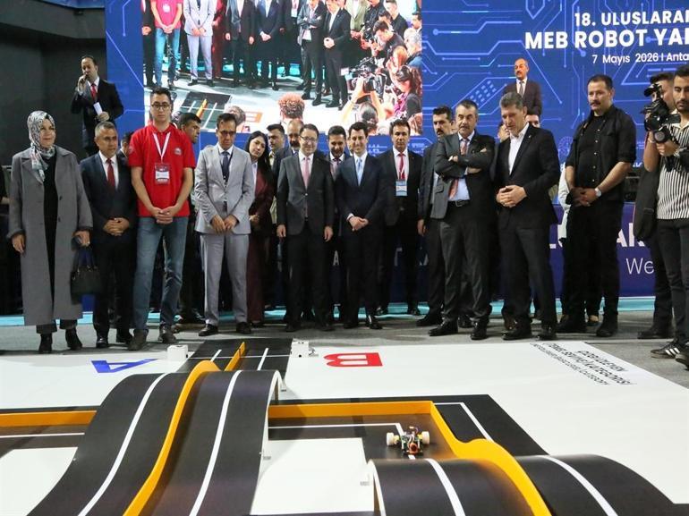 Bakan Tekin, Antalyada robot yarışmasına katıldı