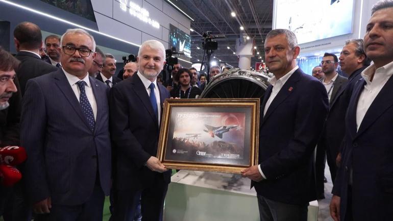Özgür Özel, SAHA EXPO 2026yı ziyaret etti
