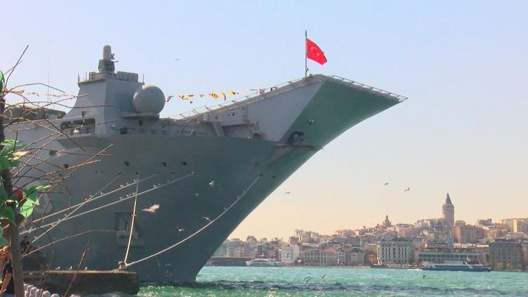 TCG Anadolu Gemisi Sarayburnuna demirledi