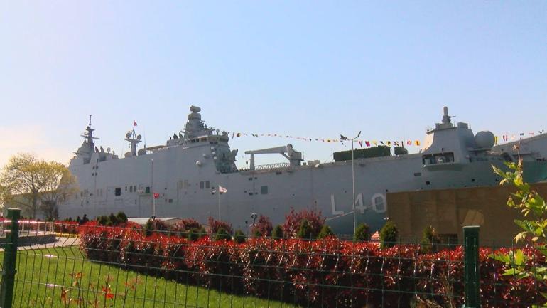TCG Anadolu Gemisi Sarayburnuna demirledi