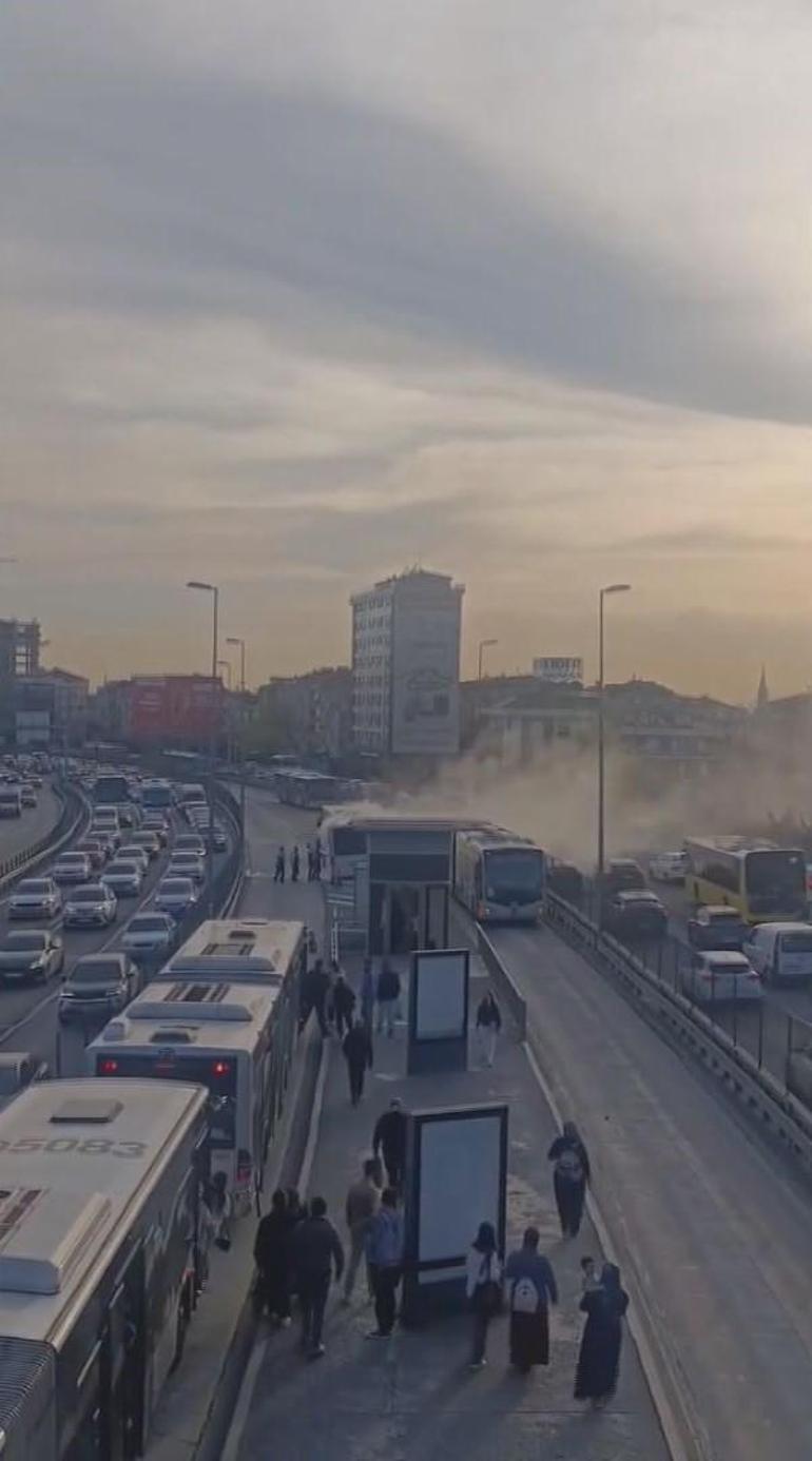 Kağıthanede metrobüsün motor kısmında çıkan yangın söndürüldü