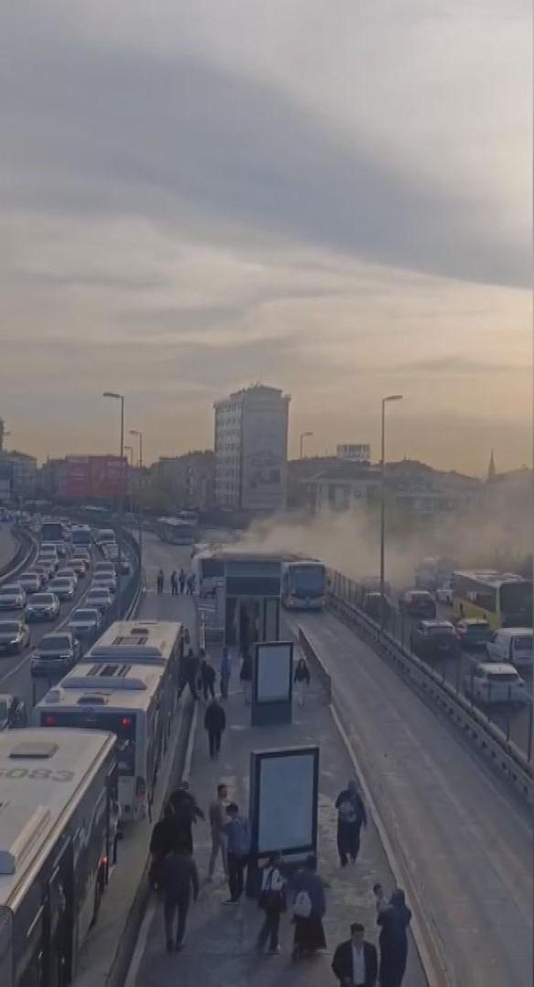 Kağıthanede metrobüsün motor kısmında çıkan yangın söndürüldü