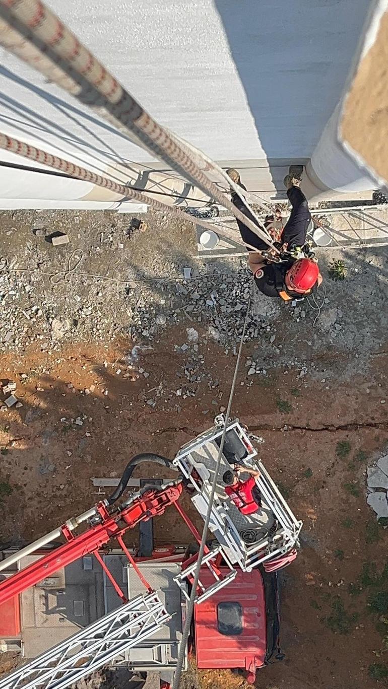 İskelede asılı kalan 2 işçi itfaiye tarafından kurtarıldı