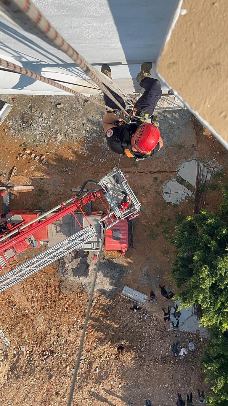 İskelede asılı kalan 2 işçi itfaiye tarafından kurtarıldı