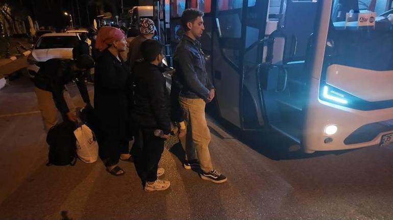 İzmir’de göçmen botu yarı batık halde bulundu: 1 çocuk öldü, 43 kişi kurtarıldı