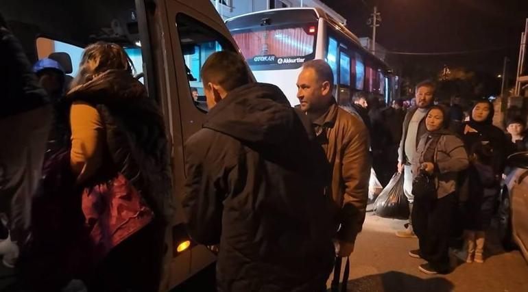 İzmir’de göçmen botu yarı batık halde bulundu: 1 çocuk öldü, 43 kişi kurtarıldı