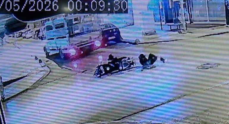 Motosikletle kamyonetin çarpıştığı kaza kamerada; 2 yaralı