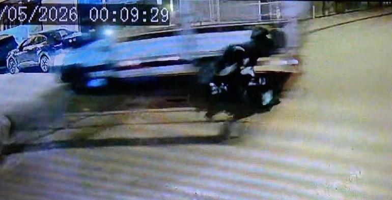 Motosikletle kamyonetin çarpıştığı kaza kamerada; 2 yaralı