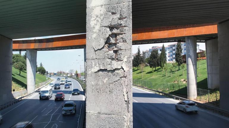 Esenyurtta beton parçaları dökülen köprünün paslanan demirleri ortaya çıktı