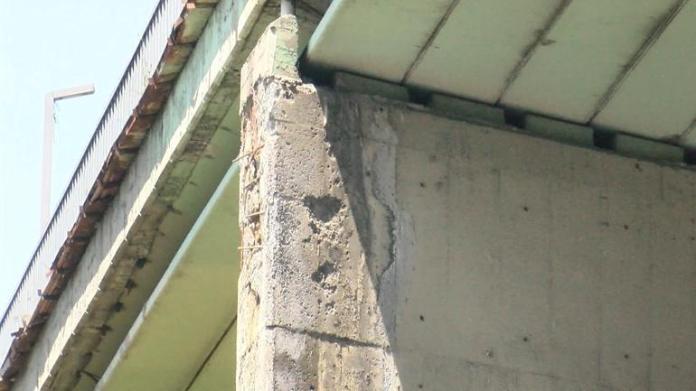 Esenyurtta beton parçaları dökülen köprünün paslanan demirleri ortaya çıktı