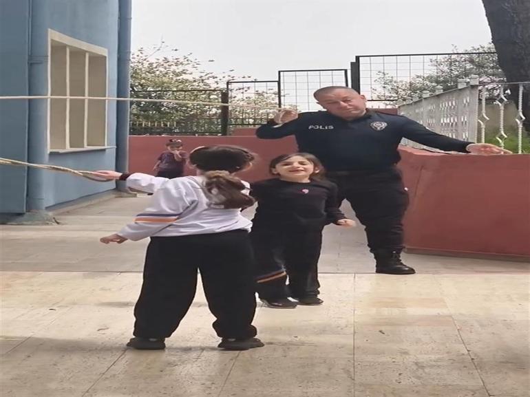 Zonguldak’ta okulda görevli polis, çocuklarla ip atladı