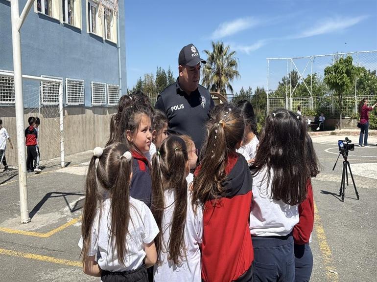 Zonguldak’ta okulda görevli polis, çocuklarla ip atladı