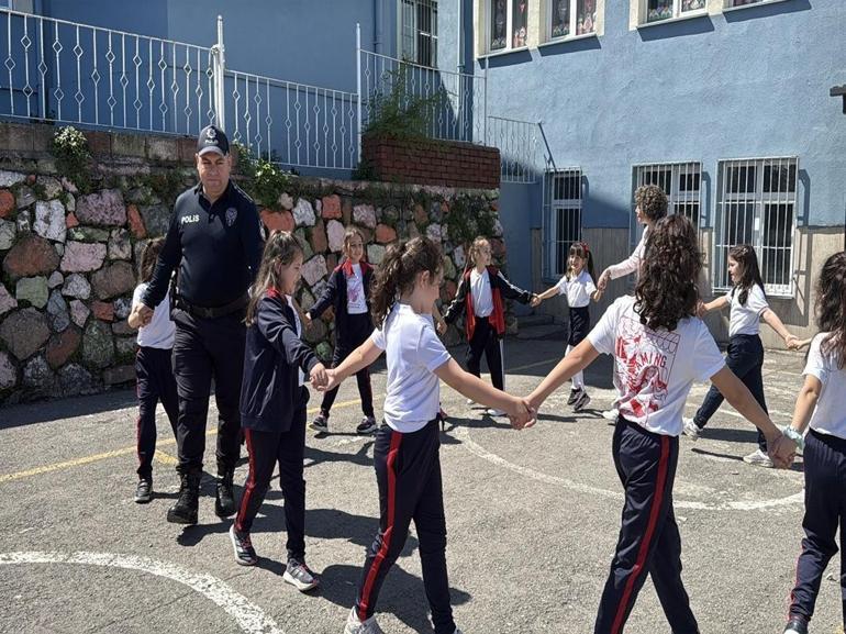 Zonguldak’ta okulda görevli polis, çocuklarla ip atladı