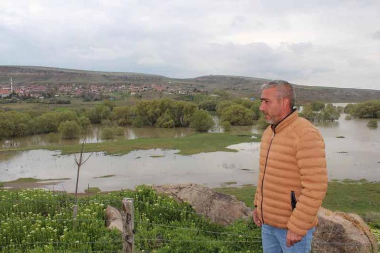 Melendiz Çayı taştı, mesire alanındaki ağaçlar su içinde kaldı