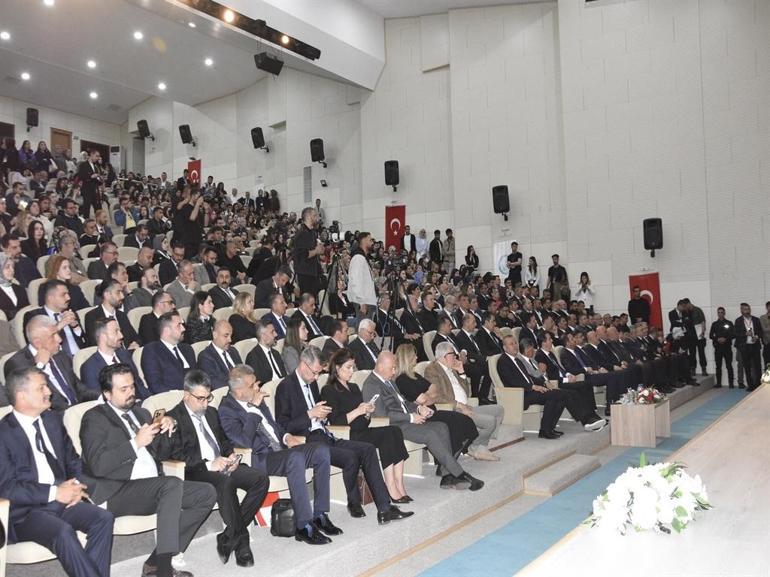 Bakan Memişoğlu, Bitliste sağlık kongresine katıldı