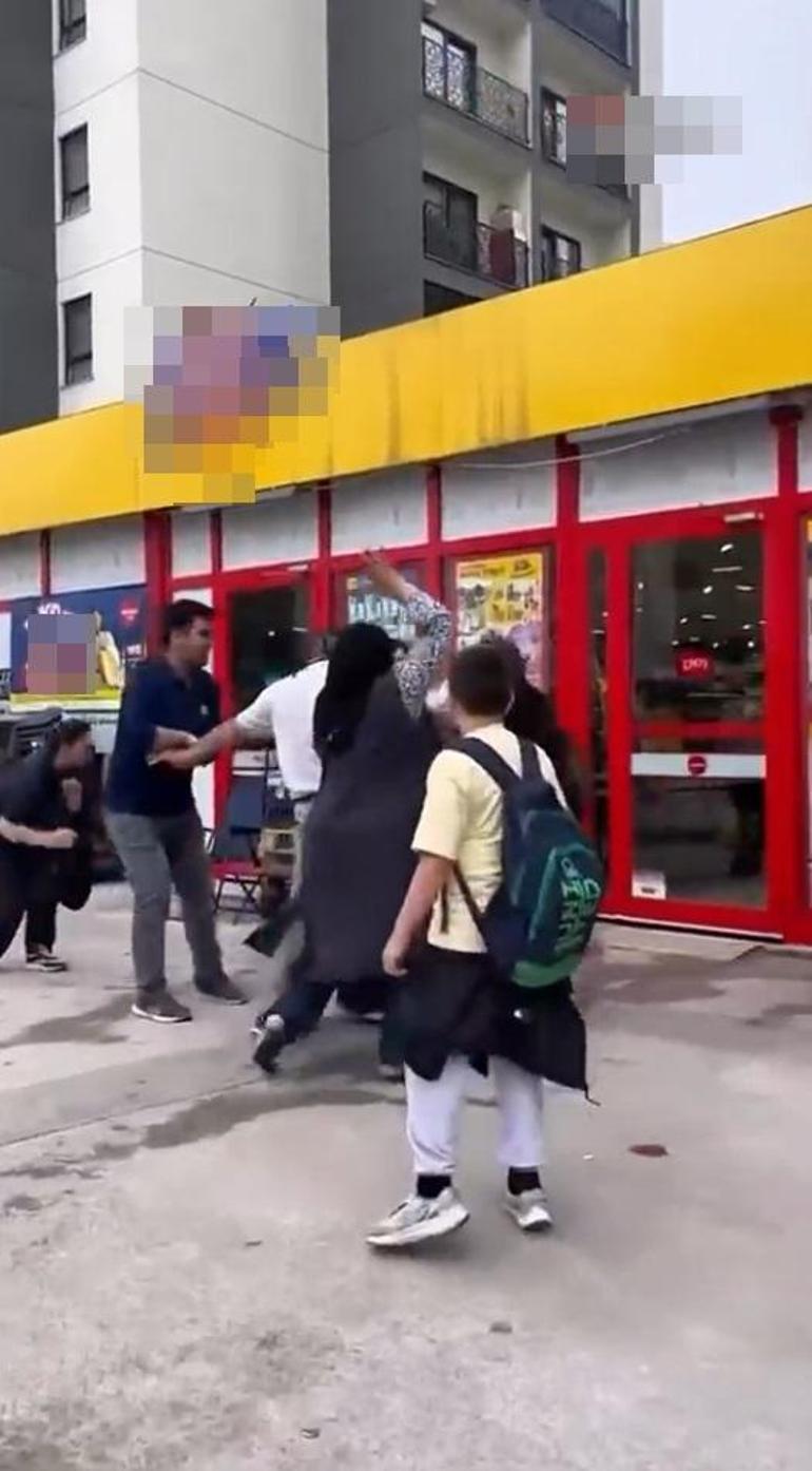 Market çalışanı ile müşterinin kavgası kamerada