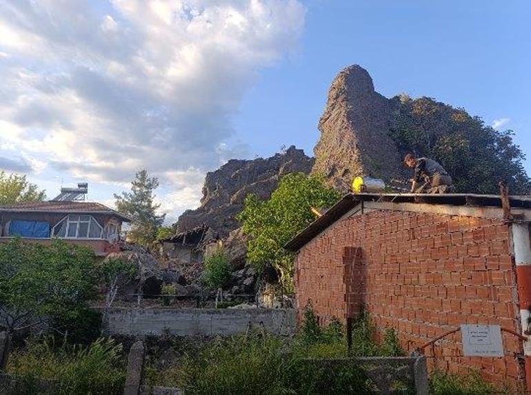 Yamaçtan kopan kaya parçaları evi kullanılamaz hale getirdi