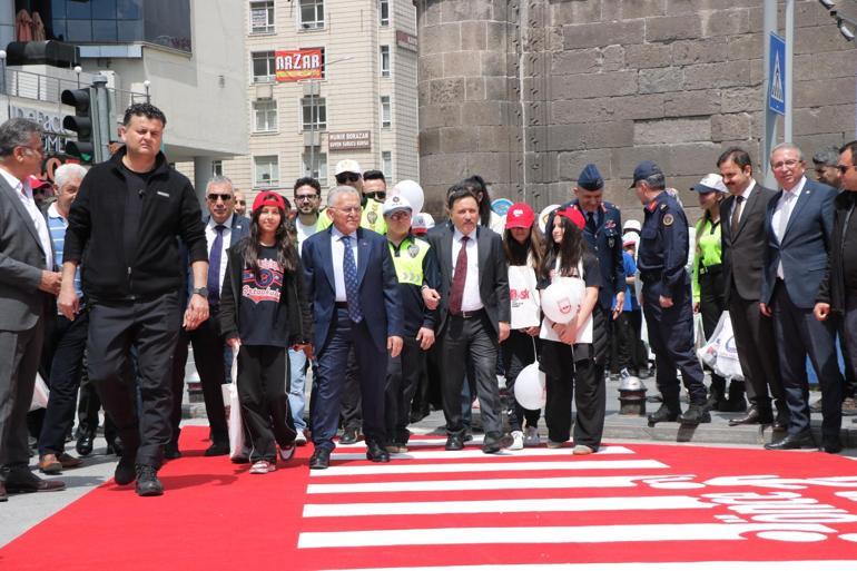 Yaya ölümlerine dikkat çekmek için halıdan yaya yolu yaptı