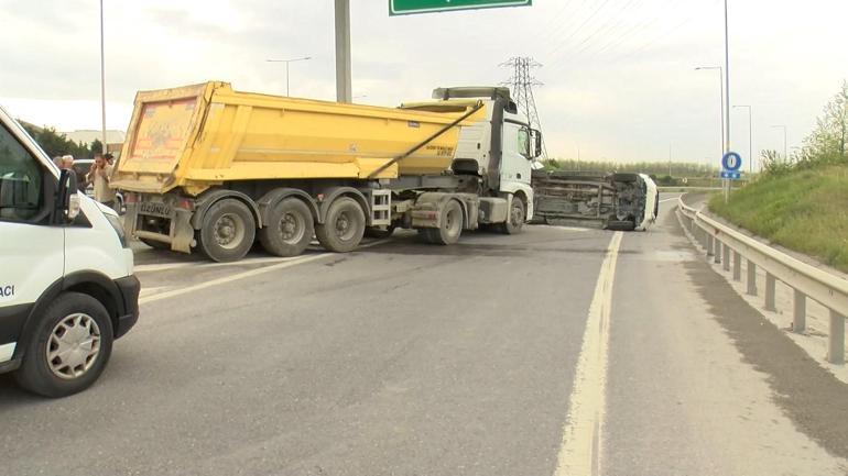 Başakşehirde devrilen araçta mahsur kalan kişiyi kazaya karışan kamyonun şoförü kurtardı