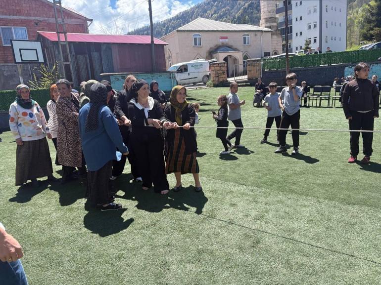 Okul bahçesinde anneler çocuklar gibi eğlendi
