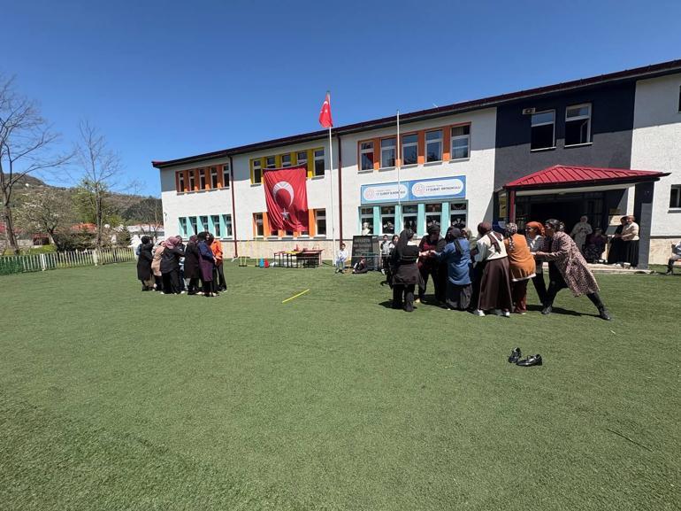 Okul bahçesinde anneler çocuklar gibi eğlendi