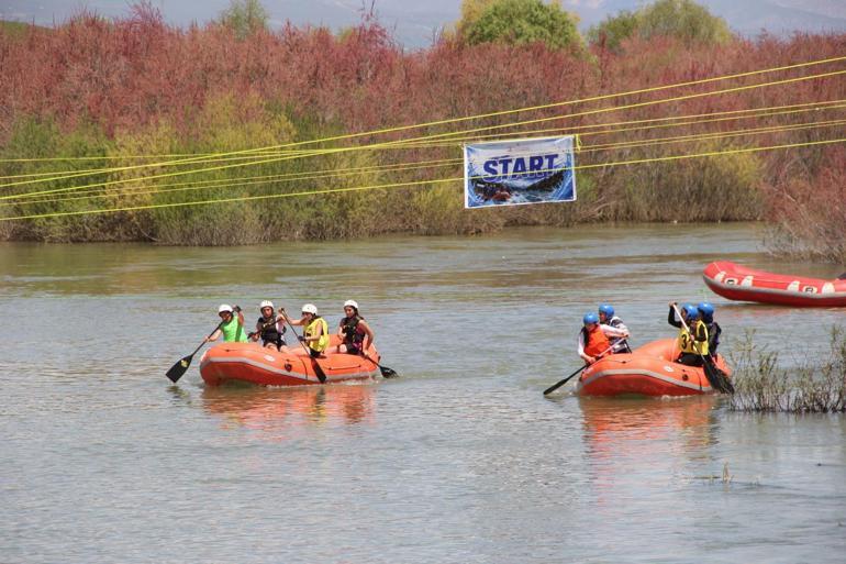 Okul Sporları Rafting Şampiyonasında halay ve horon aynı alanda buluştu
