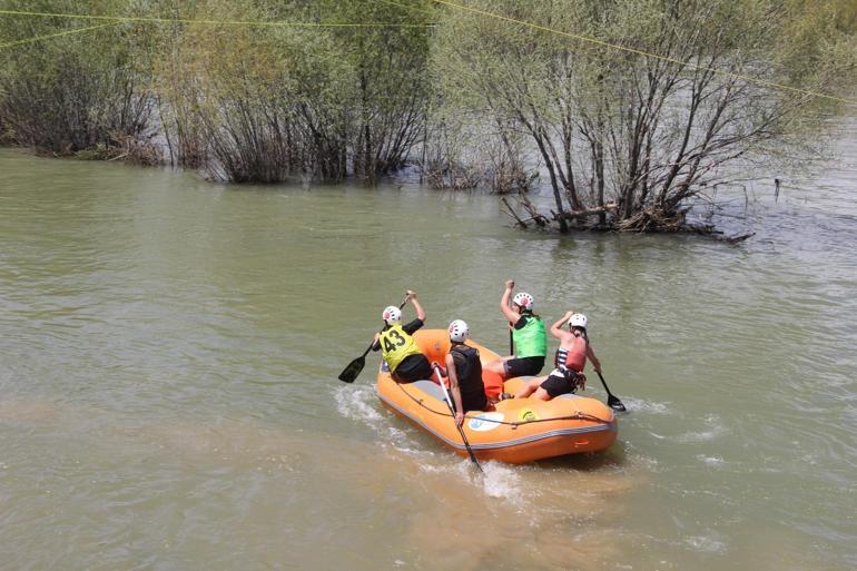 Okul Sporları Rafting Şampiyonasında halay ve horon aynı alanda buluştu