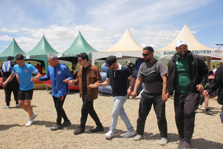 Okul Sporları Rafting Şampiyonasında halay ve horon aynı alanda buluştu