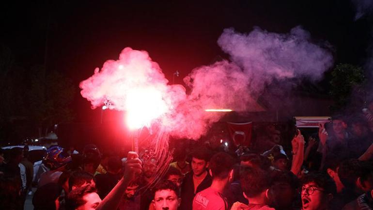 Galatasaray taraftarlarından coşkulu kutlama