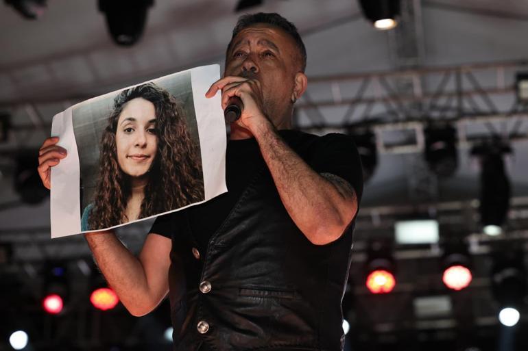 Haluk Levent, konserde Gülistan Doku’nun posteri açıp türkü seslendirdi